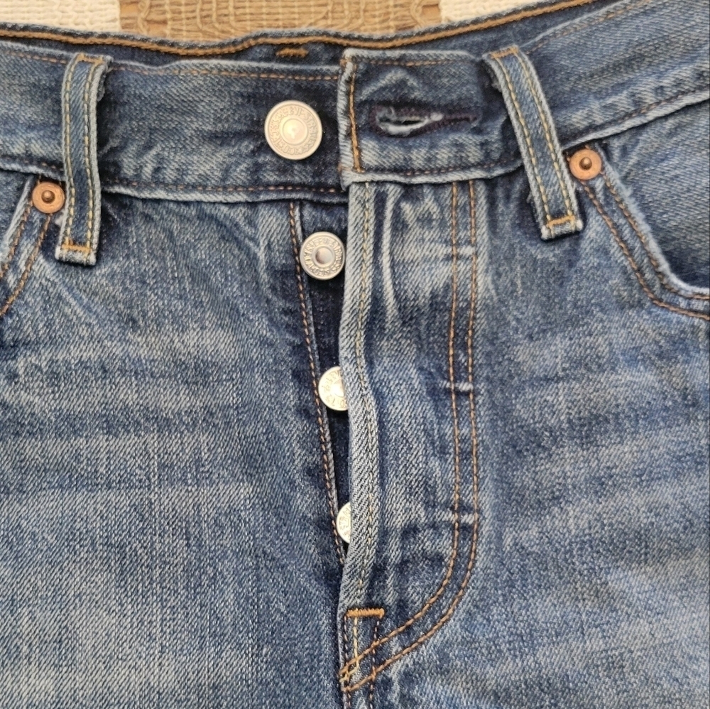Levi Shorts - Picture 2 of 5
